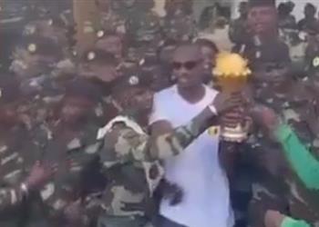 فيديو مدرب السنغال ينقل كأس أمم إفريقيا إلى قاعدة عسكرية