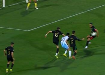 فيديو لقطة مثيرة للجدل الحكم يتغاضى عن ركلة جزاء لـ بيراميدز أمام الجيش الملكي