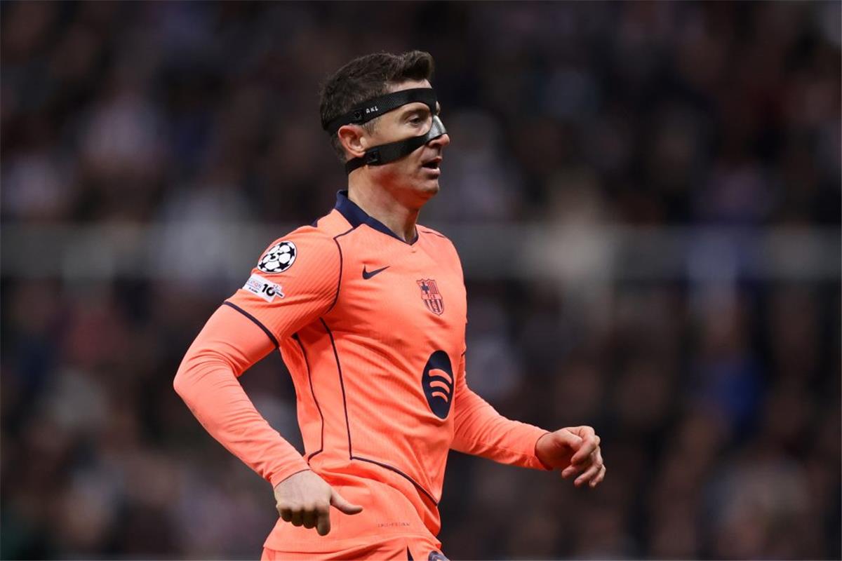 صحفي بولندي يوضح مصير ليفاندوفسكي مع برشلونة بعد نهاية عقده 