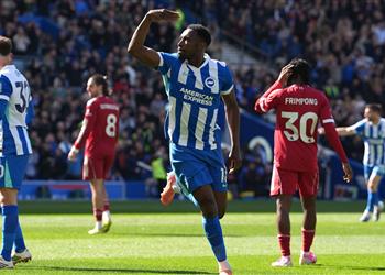 كان نائم ا صحفي إنجليزي يحمل لاعب ليفربول مسؤولية الخسارة أمام برايتون