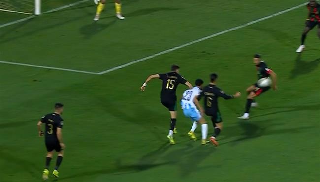 هل حرم الحكم بيراميدز من ركلة جزاء امام الجيش الملكي بدوري ابطال افريقيا