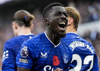 صورة ثنائي السنغال يحتفلان بفوز إيفرتون ضد تشيلسي بـ رسالة للاتحاد الإفريقي