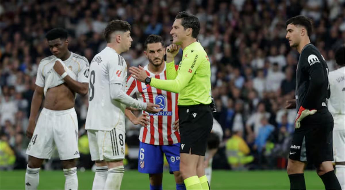 قناة ريال مدريد تهاجم حكم مباراة أتلتيكو مدريد: حاول الإضرار بنا وليس إفساد الديربي