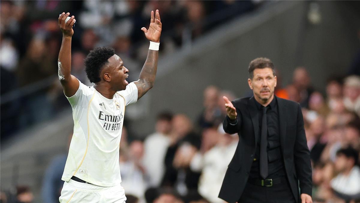 بطريقة جديدة.. فينيسيوس يستفز سيميوني خلال مباراة ريال مدريد وأتلتيكو مدريد