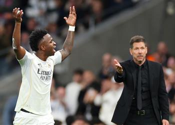 بطريقة جديدة فينيسيوس يستفز سيميوني خلال مباراة ريال مدريد وأتلتيكو مدريد