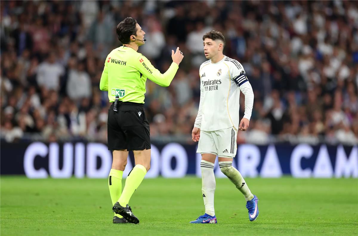 تحديد مدة إيقاف فيدي فالفيردي بعد الطرد المباشر في ديربي ريال مدريد وأتلتيكو