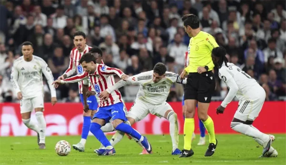 ماركا تكشف ردود أفعال لاعبي ريال مدريد على طرد فالفيردي وسبب اعتقادهم بتحيز الحكم 