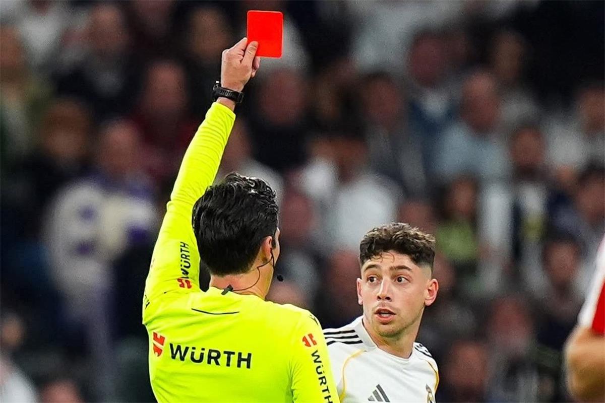 لجنة مسابقات الدوري الإسباني تعلن عقوبة فالفيردي بعد طرده أمام أتلتيكو مدريد