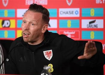 رد ساخر من مدرب ويلز على سؤال صحفي بشأن محمد صلاح
