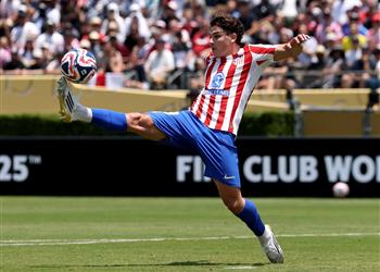 خطة أتلتيكو مدريد لمنع جوليان ألفاريز من الرحيل إلى برشلونة