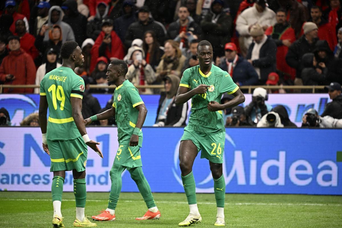 فيديو | بتصرف مثير.. منتخب السنغال يواصل تجاهل قرار سحب كأس أمم إفريقيا