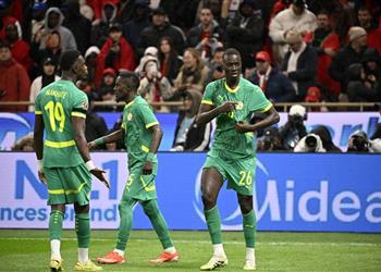 فيديو بتصرف مثير منتخب السنغال يواصل تجاهل قرار سحب كأس أمم إفريقيا