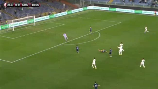 هدف الجزائر الاول في مرمي جواتيمالا بعد خطأ من الحارس