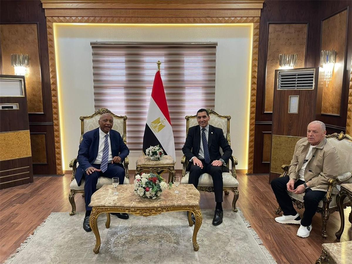 لتحديد الدول المنظمة لبطولات إفريقيا.. وزير الرياضة يستقبل رئيس كاف في مصر