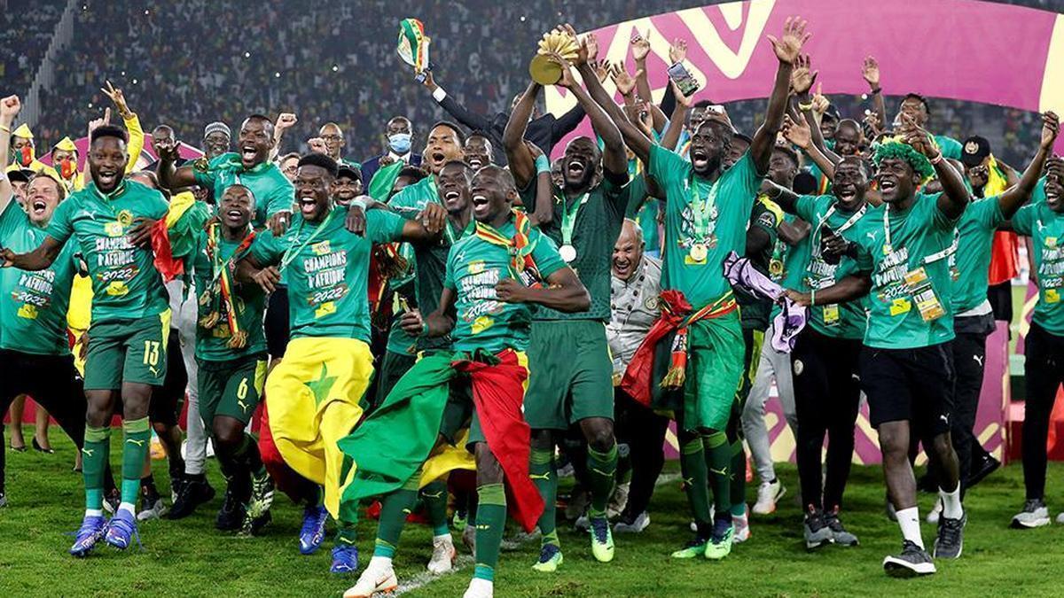 فيديو وصور | السنغال تتحدى "كاف" وتحتفل بكأس أمم إفريقيا قبل ودية بيرو