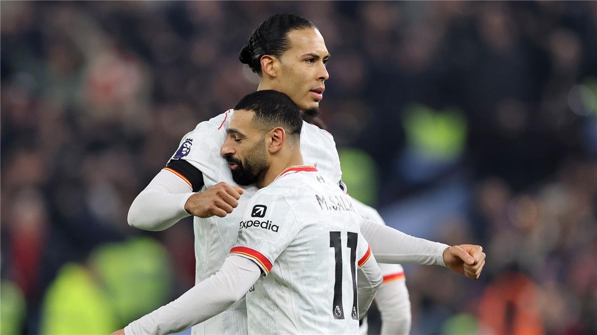 مستغلًا إعجابهما بجماهير النادي.. عملاق أوروبي يستهدف التعاقد مع محمد صلاح وفان دايك