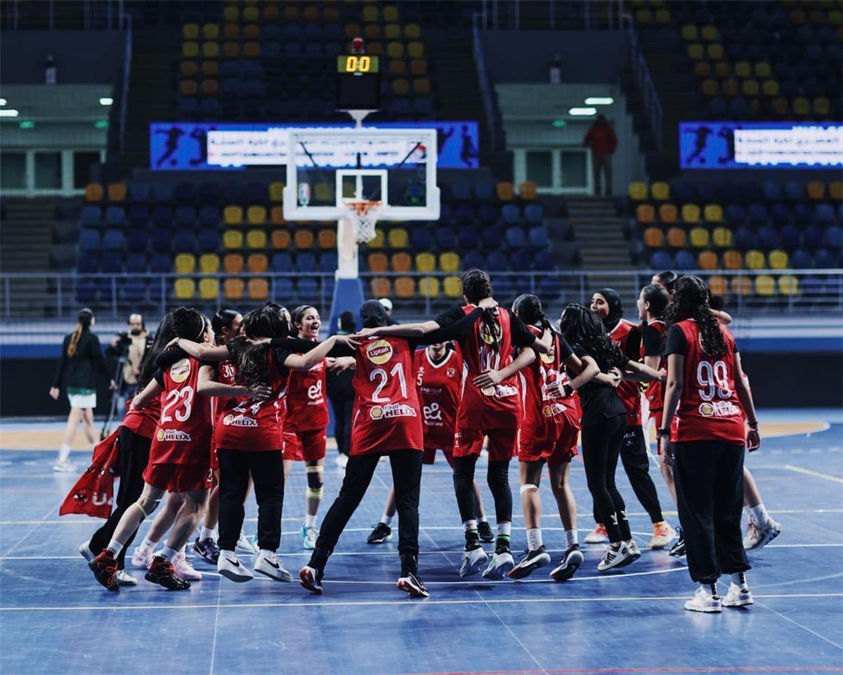 الأهلي يتوج بطلًا لدوري السوبر الممتاز لآنسات الطائرة على حساب الزمالك   