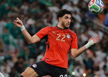 آس عملاق أوروبي يراقب عمر مرموش خلال مباراة مصر وإسبانيا