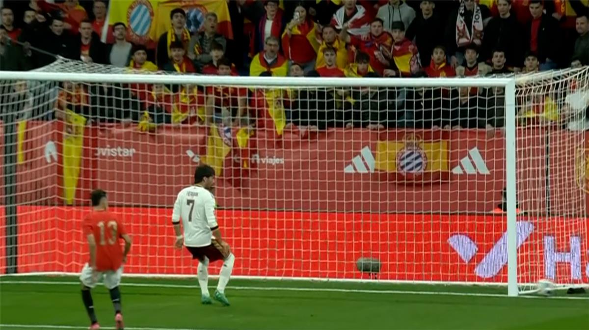 فيديو | تصرف مشين من جماهير إسبانيا تجاه منتخب مصر