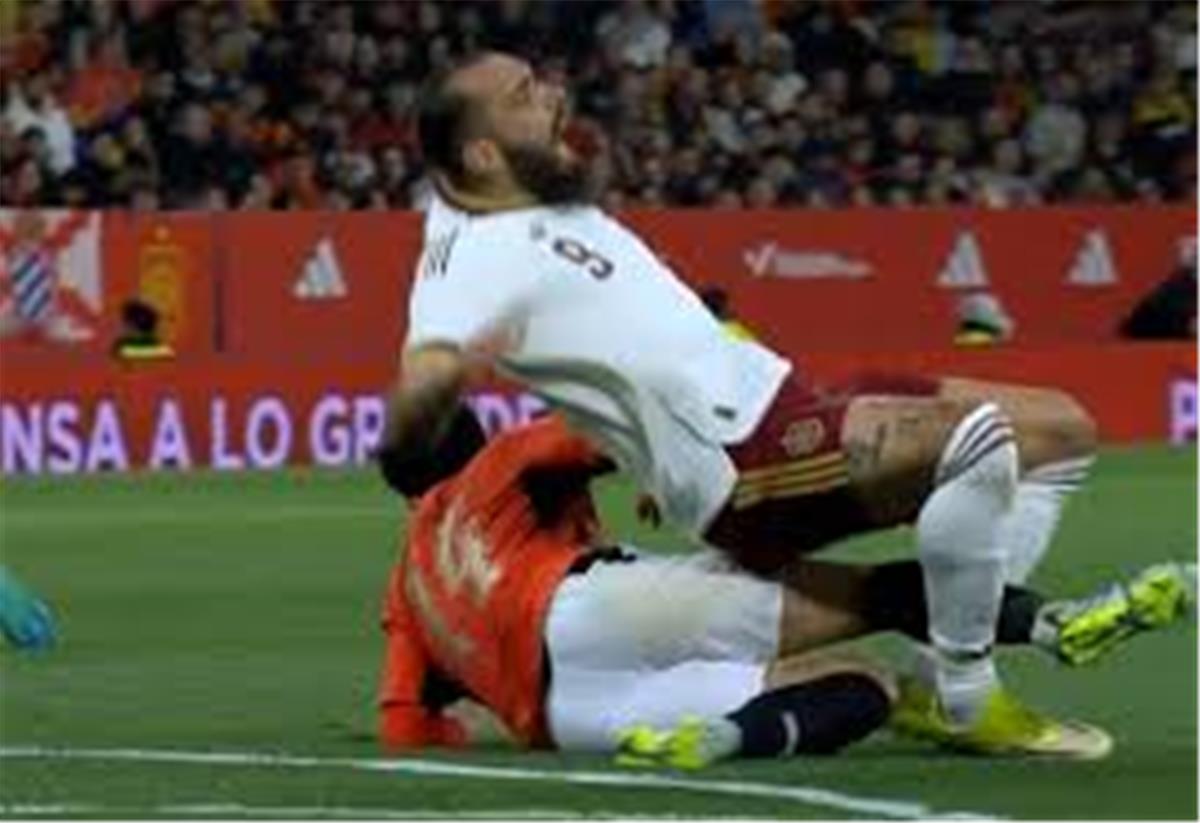 فيديو | طرد حمدي فتحي في مباراة مصر وإسبانيا