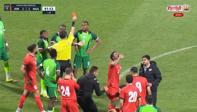 طرد لاعب نيجيريا ومشادة بين اللاعبين في مباراة الاردن