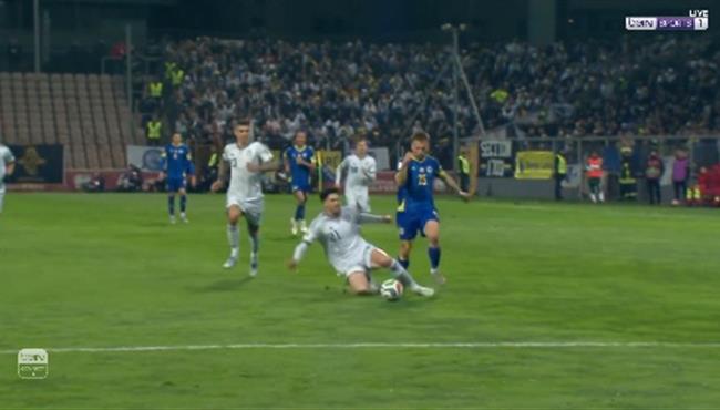 طرد باستوني في مباراة ايطاليا والبوسنة والهرسك بتصفيات كأس العالم