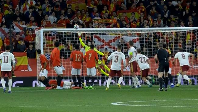 العارضة تحرم اسبانيا من هدف رائع قاتل امام مصر