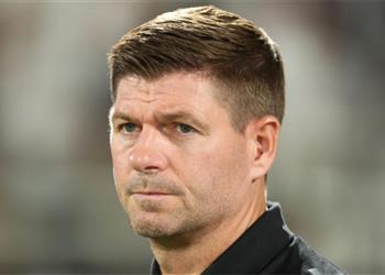 جيرارد يجب على سلوت أن يدفع بـ لاعب ليفربول بدلا من جاكبو