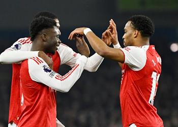 ساكا يقود آرسنال للفوز على برايتون وتأمين صدارة الدوري الإنجليزي