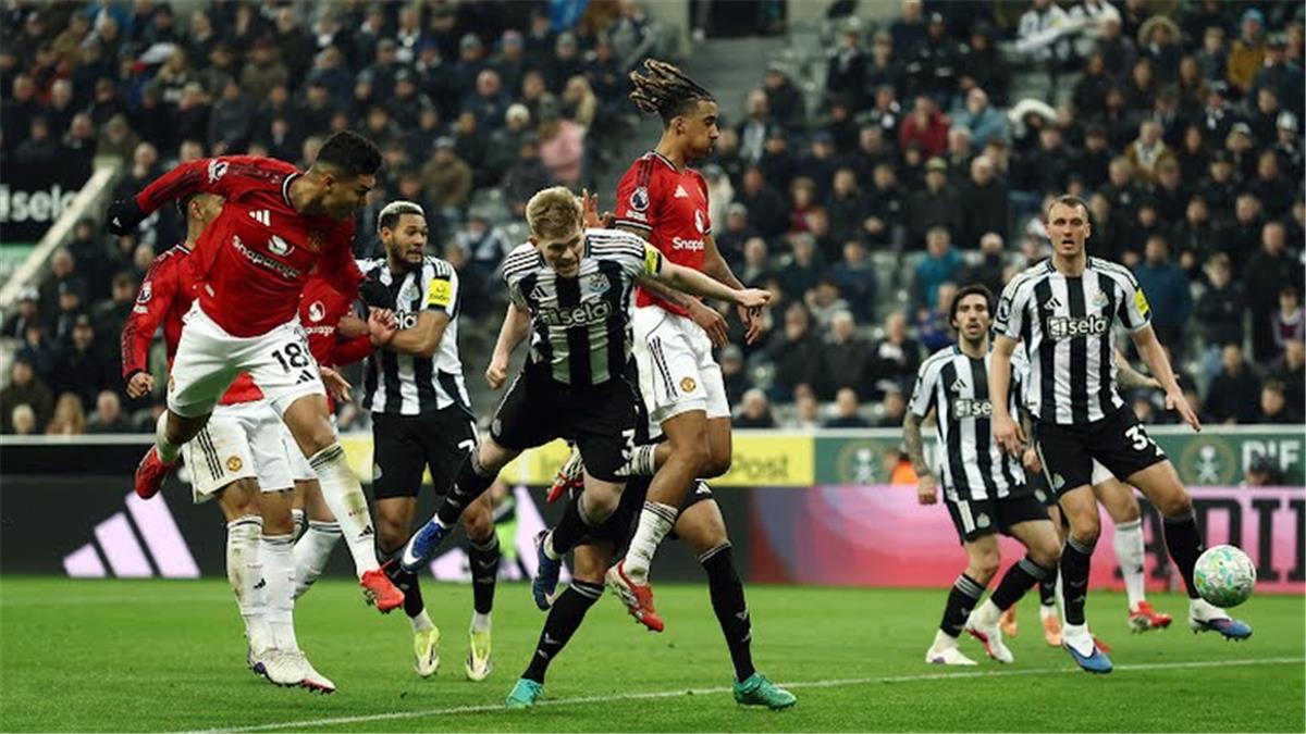 بـ10 لاعبين.. نيوكاسل يقتنص فوزًا قاتلًا من مانشستر يونايتد في الدوري الإنجليزي
