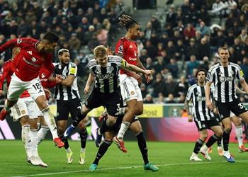 فيديو بـ10 لاعبين نيوكاسل يقتنص فوز ا قاتل ا من مانشستر يونايتد في الدوري الإنجليزي