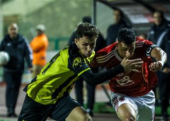 فيديو الأهلي يهزم المقاولون العرب بثلاثية ويواصل مطاردة صدارة الدوري المصري