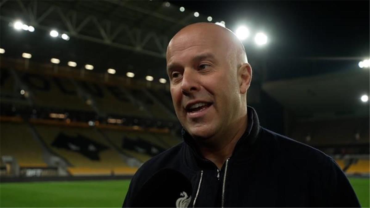 ميرفي: شيء واحد يمنع سلوت من الرحيل عن ليفربول 