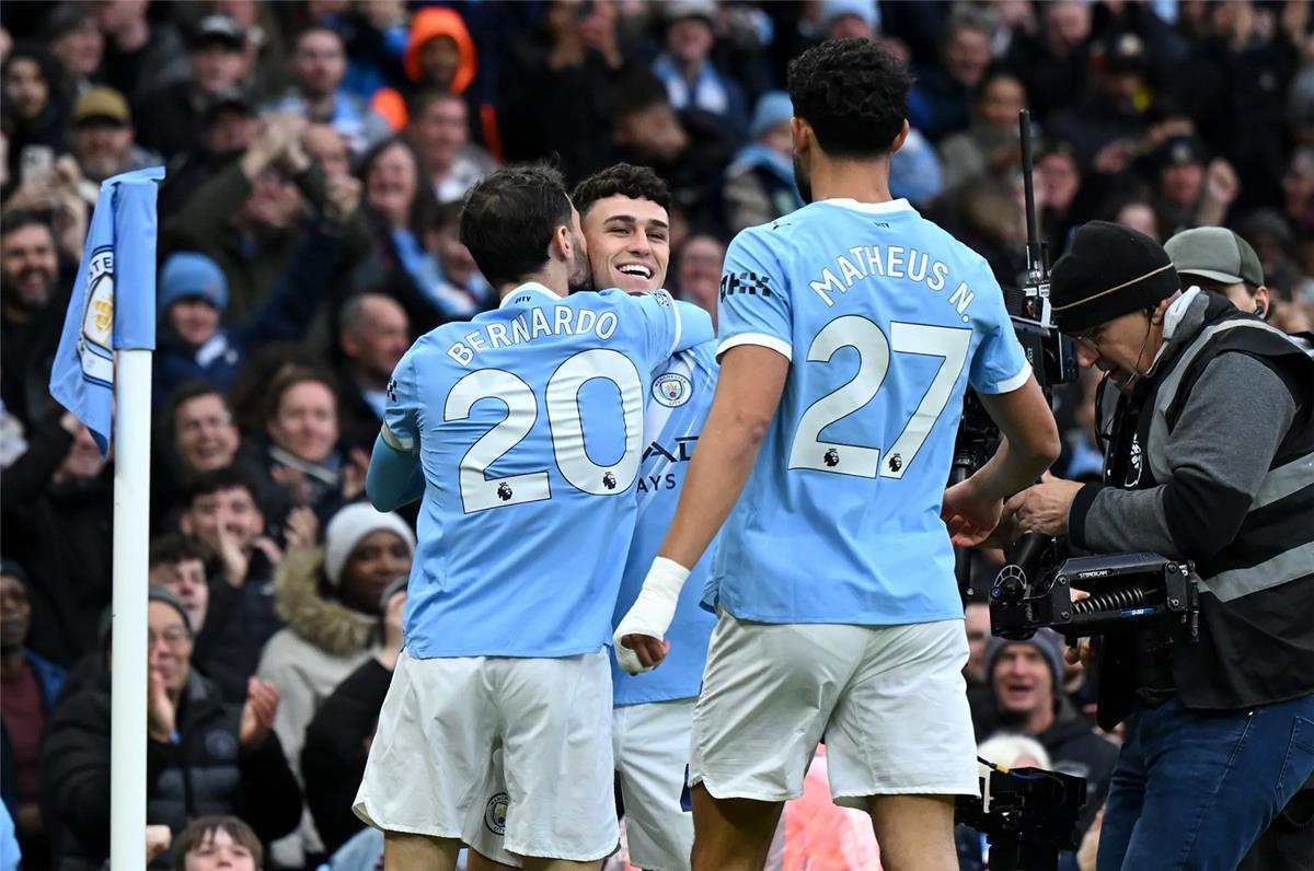 لاعب مانشستر سيتي يثير الشكوك بشأن ملف تجديد عقده