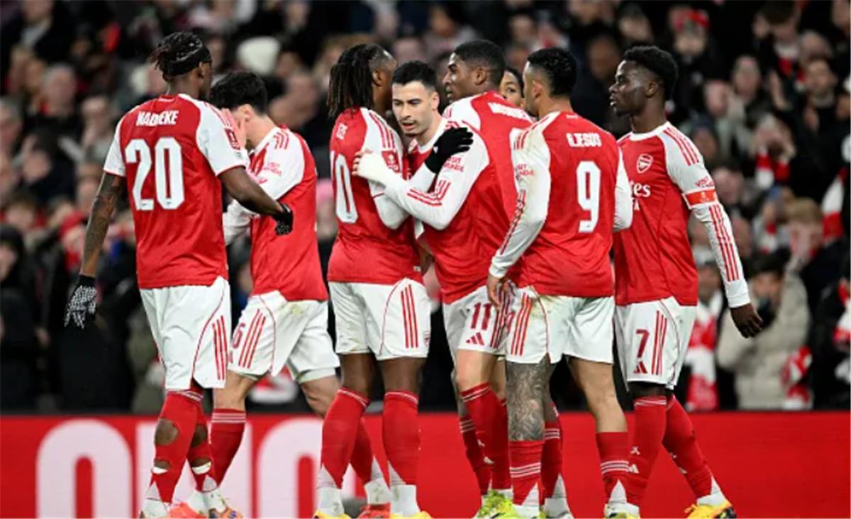 إيفرا عن فرص آرسنال في التتويج بـ الدوري الإنجليزي: آمل ألا يخيبوا الآمال مجددًا