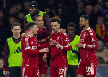 داني ميرفي لاعب ليفربول غاضب من سلوت وشيرر يتألم بداخله