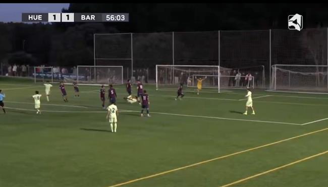 حمزة عبد الكريم يتسبب في ركلة جزاء امام هويسكا بالدوري الاسباني للشباب تحت 19 عام