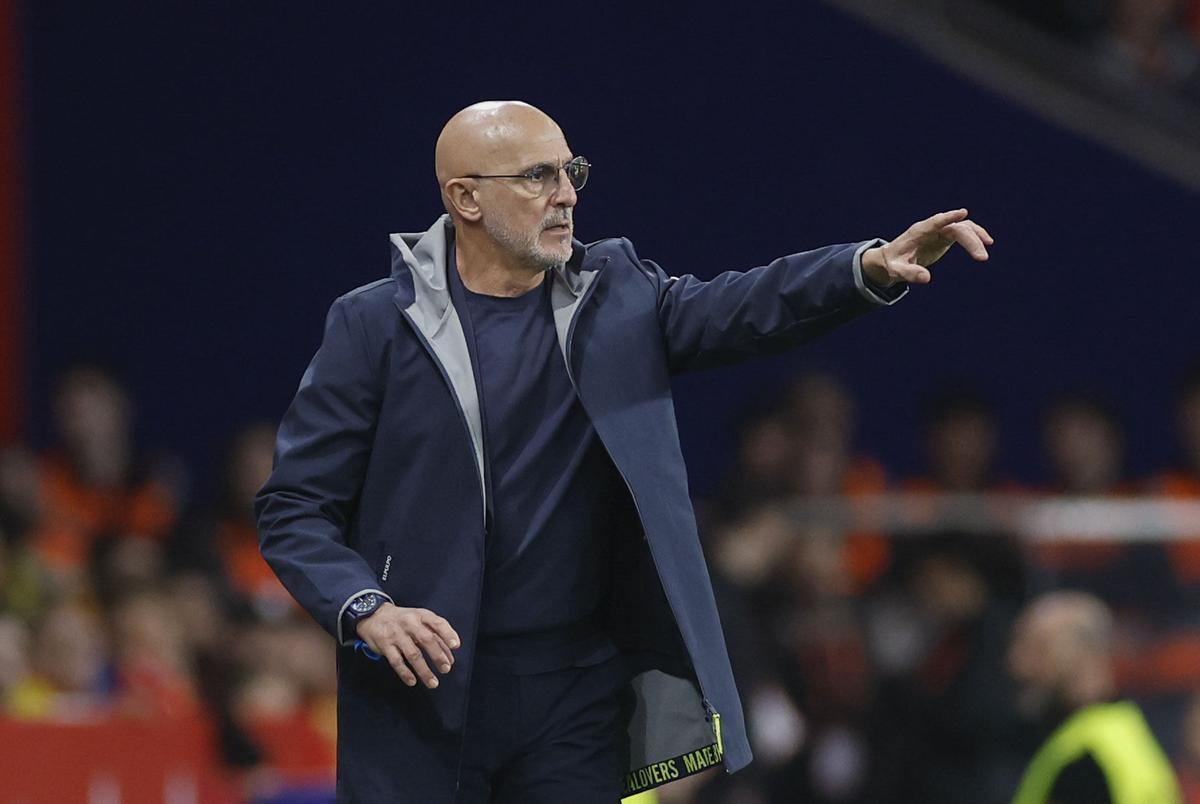 مدرب إسبانيا يشيد بأداء لاعب مصر ويكشف ما قاله للاعبيه بين الشوطين