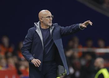 مدرب إسبانيا يشيد بأداء لاعب مصر ويكشف ما قاله للاعبيه بين الشوطين