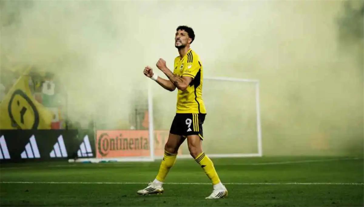 شوبير يحسم الجدل بشأن موقف الأهلي من عودة وسام أبو علي