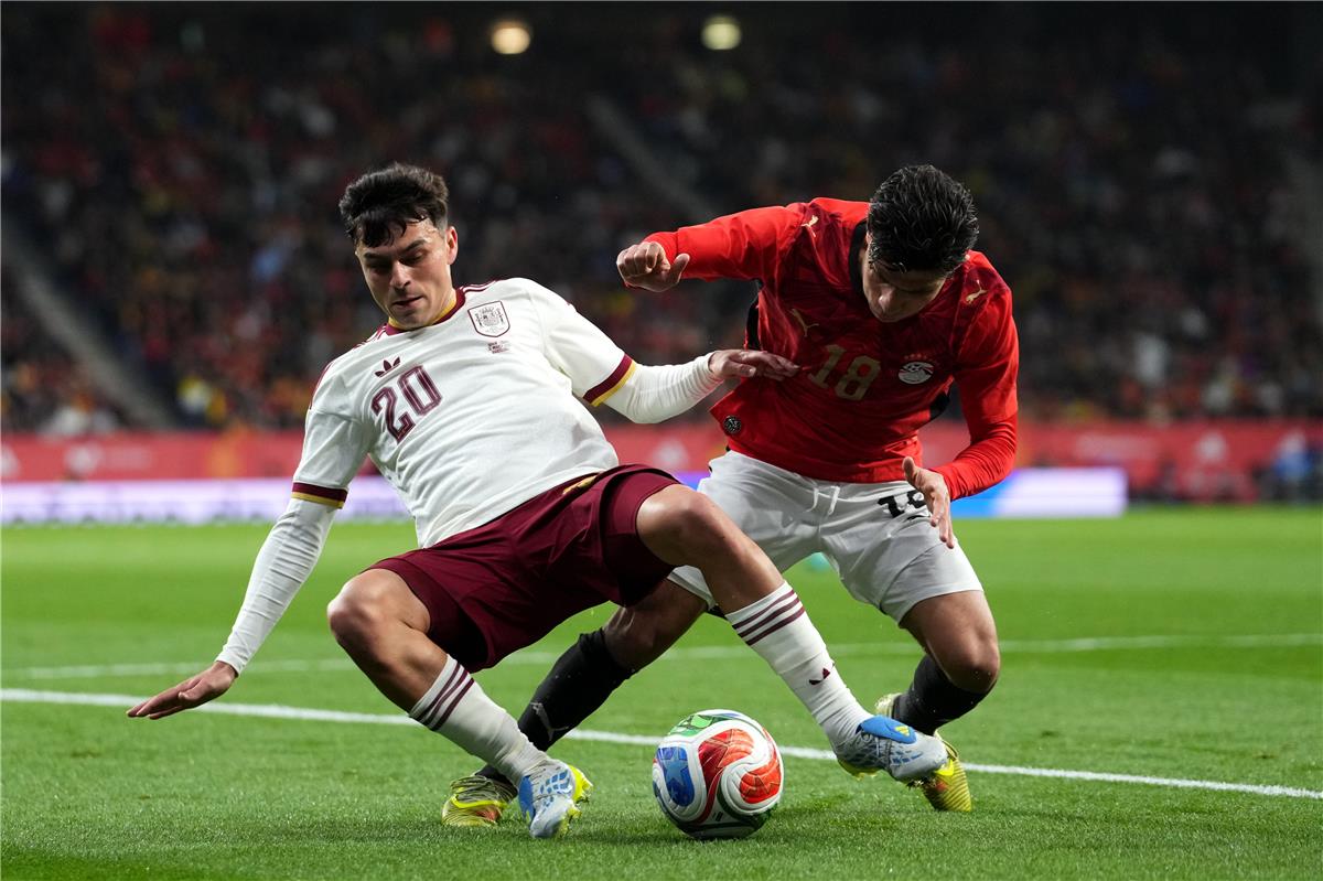 أول تعليق من الحكومة الإسبانية على الهتافات العنصرية في مباراة مصر