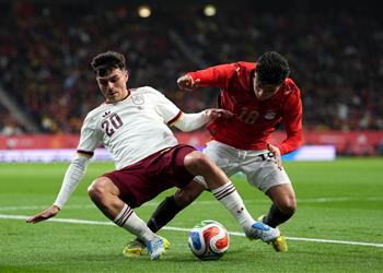 أول تعليق من الحكومة الإسبانية على الهتافات العنصرية في مباراة مصر