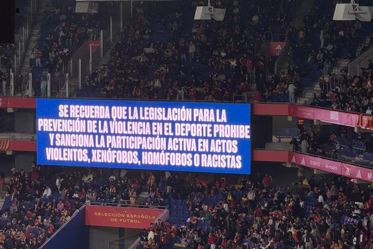 بعد واقعة مصر وإسبانيا.. أبرز 10 حوادث عنصرية في ملاعب كرة القدم