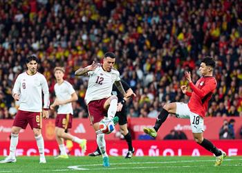 تعليق ناري من رئيس وزراء إسبانيا على واقعة العنصرية في مباراة مصر