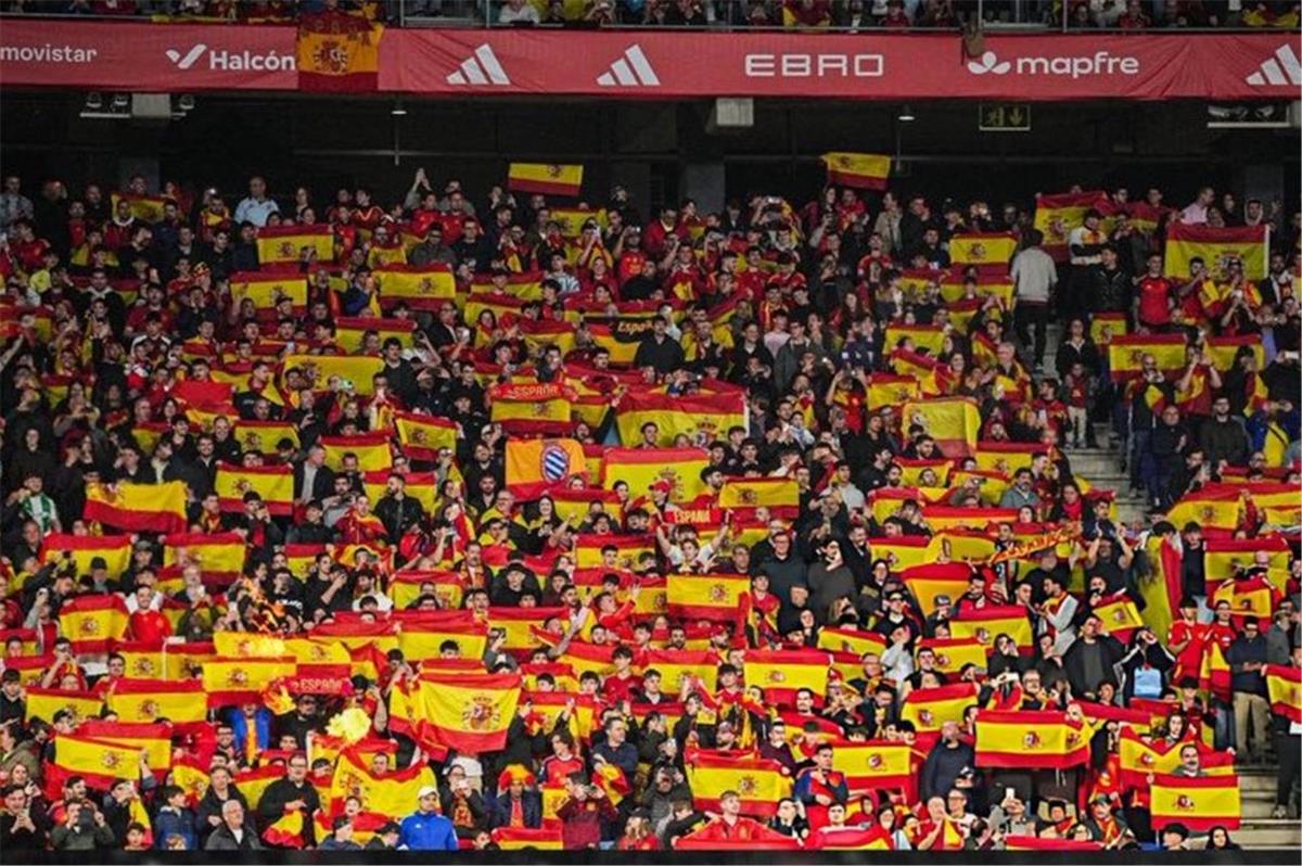 تقارير: جمهور برشلونة هو من أطلق الهتافات العنصرية في مباراة مصر وإسبانيا