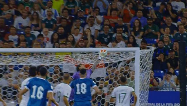 العارضة تحرم العراق من تسجيل هدف رائع امام بوليفيا بملحق تصفيات كاس العالم