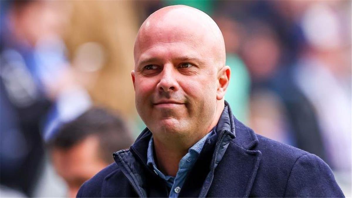 سونيس: سلوت ليس المسؤول الأول عن سوء موسم ليفربول