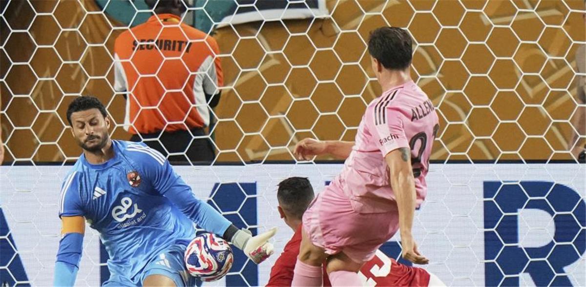 موندو ديبورتيفو تسلط الضوء على عقوبة محمد الشناوي: ضرب حكمًا في رأسه