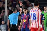 سبورت: يويفا يعاقب حكم مباراة برشلونة وأتلتيكو مدريد في دوري أبطال أوروبا