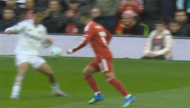 هل حرم الحكم محمد صلاح من ركلة جزاء امام فولهام